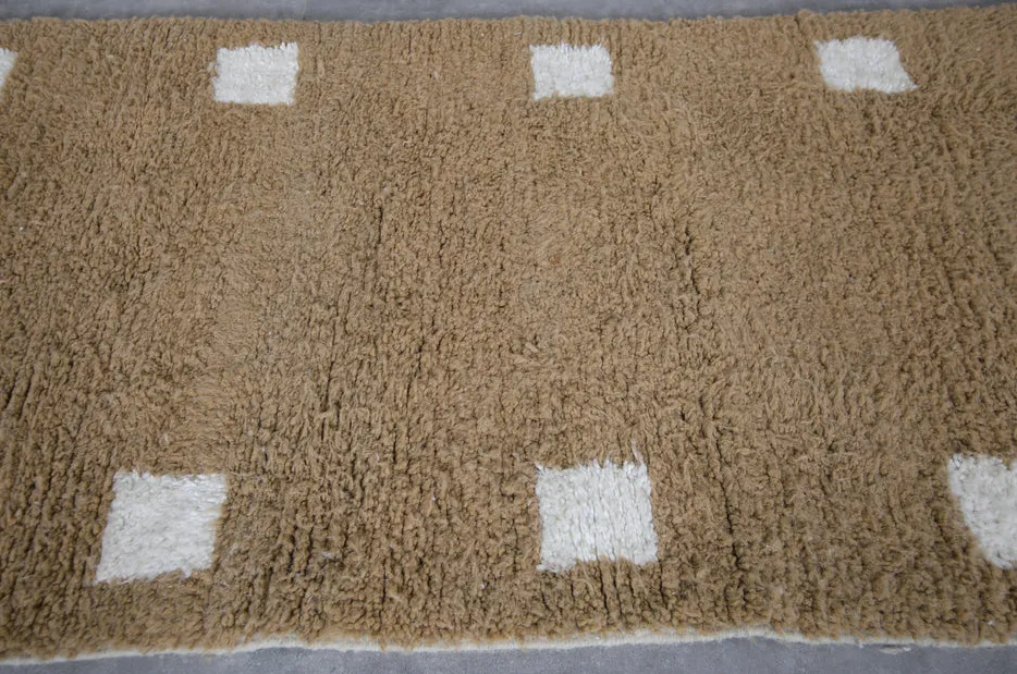 Tapis berbère Tagant marron et blanc à damier, vue 5 sur 7