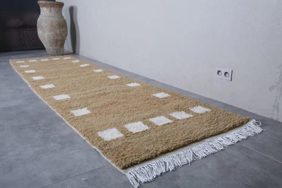 Tapis berbère Tagant marron et blanc à damier, vue 6 sur 7