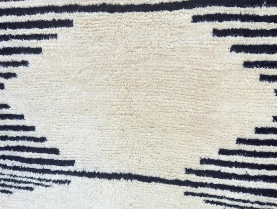 Tapis berbère Taliouine noir et blanc à rayures — tapis berbères contemporains tissé à la main