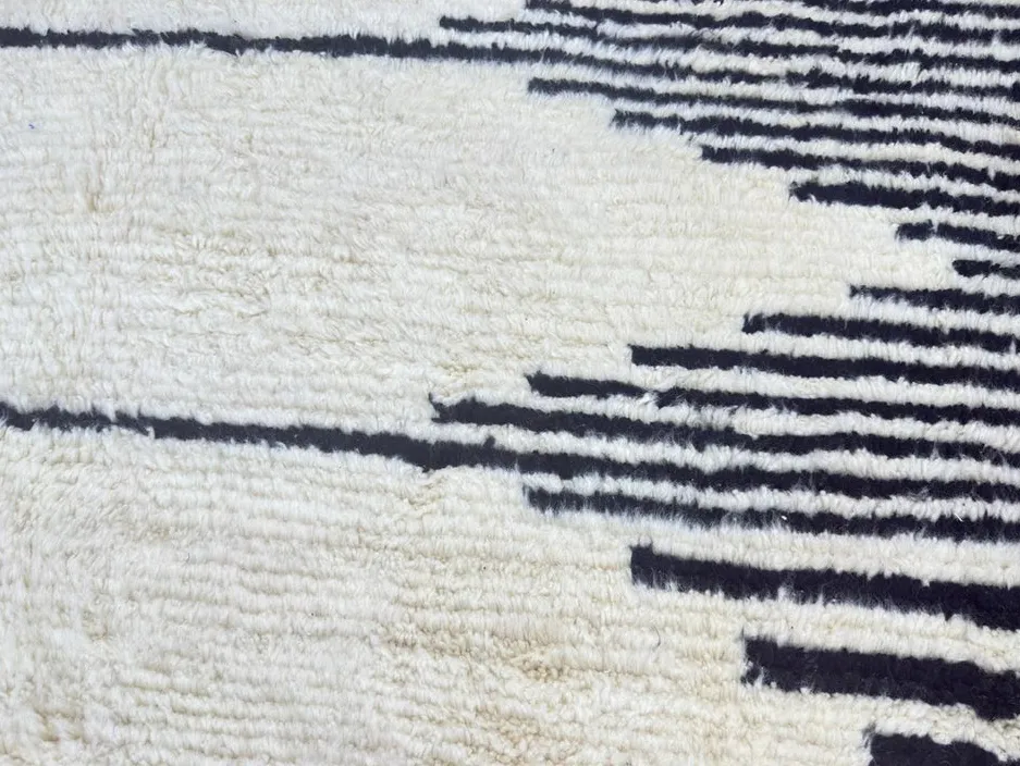 Tapis berbère Taliouine noir et blanc à rayures, vue 3 sur 3