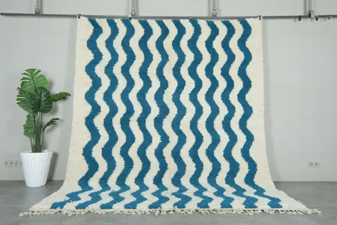 Tapis berbère Tamda bleu et blanc aux formes ondulées — tapis berbères contemporains