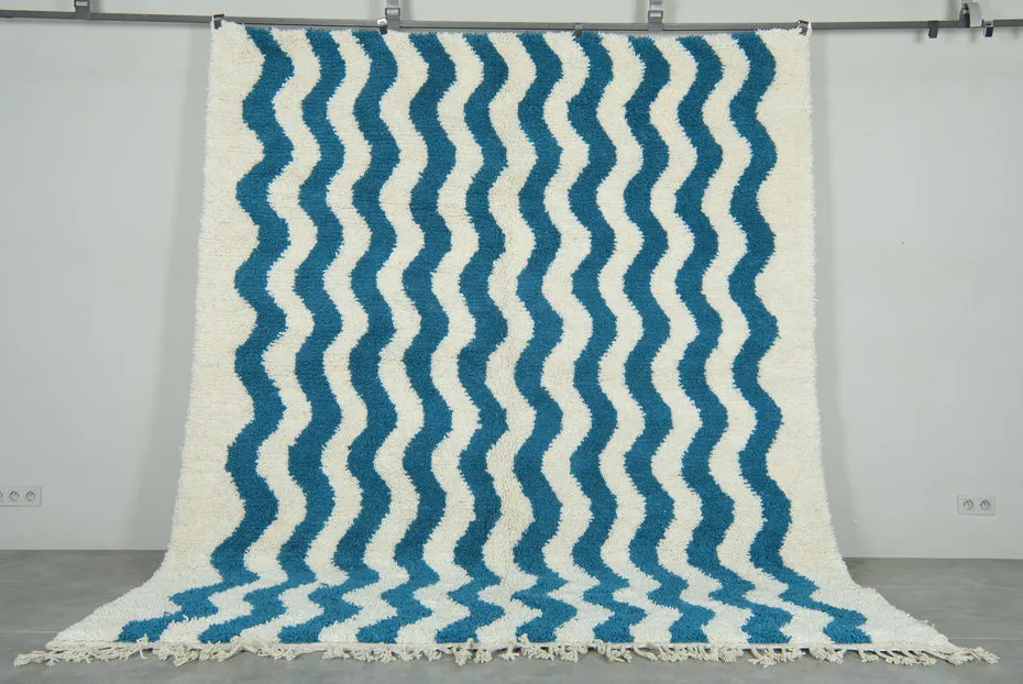 Tapis berbère Tamda bleu et blanc aux formes ondulées, vue 3 sur 7