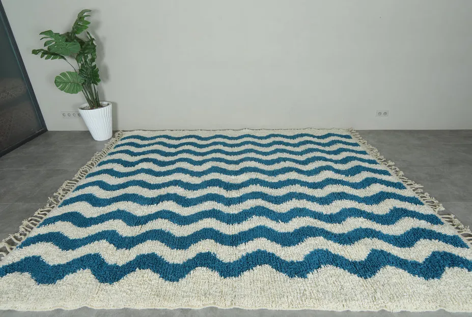 Tapis berbère Tamda bleu et blanc aux formes ondulées, vue 4 sur 7