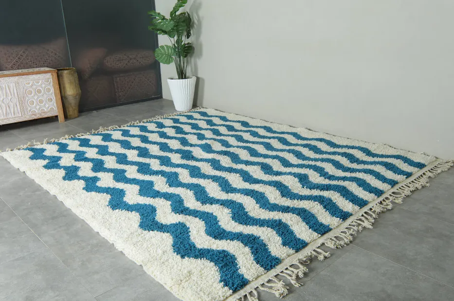 Tapis berbère Tamda bleu et blanc aux formes ondulées, vue 5 sur 7