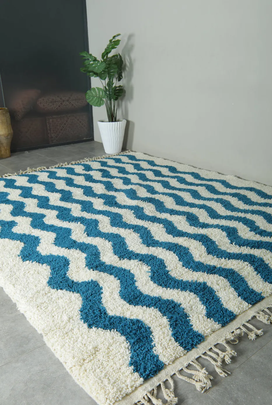 Tapis berbère Tamda bleu et blanc aux formes ondulées, vue 6 sur 7