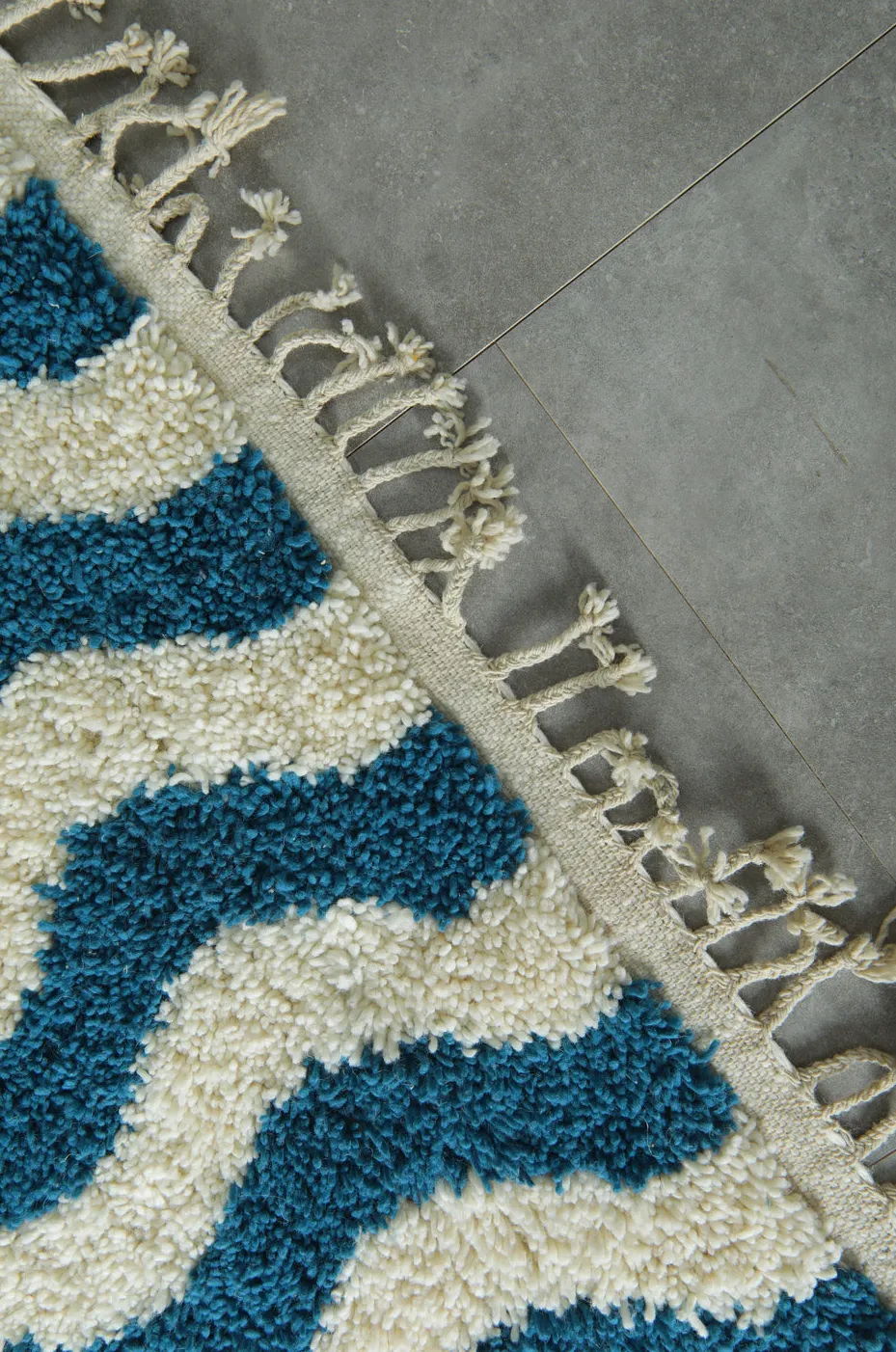 Tapis berbère Tamda bleu et blanc aux formes ondulées, vue 7 sur 7