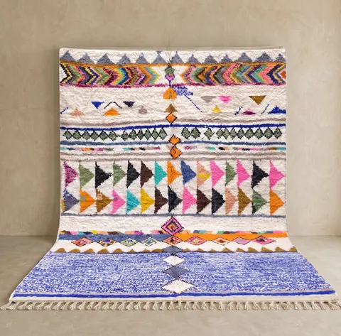 Tapis berbère Tanirt blanc et bleu aux motifs géométriques — tapis berbères contemporains