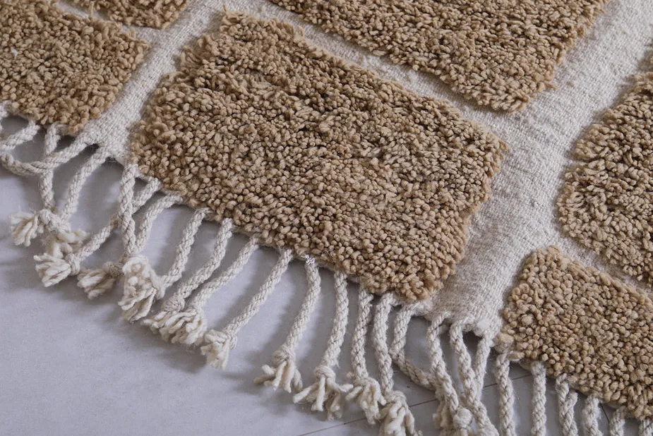 Tapis berbère Tanit beige et crème aux motifs géométriques, vue 3 sur 7