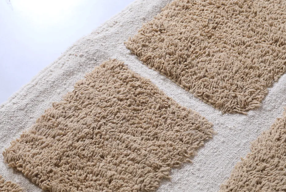 Tapis berbère Tanit beige et crème aux motifs géométriques, vue 4 sur 7