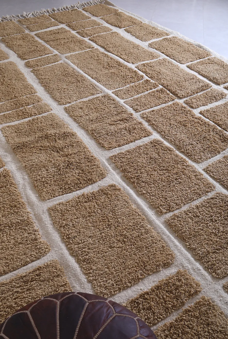 Tapis berbère Tanit beige et crème aux motifs géométriques, vue 5 sur 7