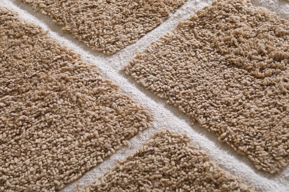 Tapis berbère Tanit beige et crème aux motifs géométriques, vue 6 sur 7