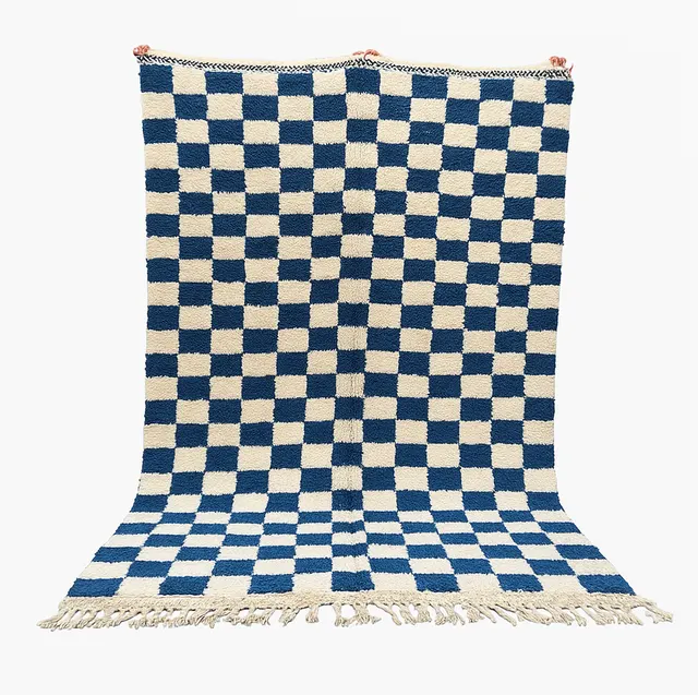 Tapis berbère Tasa bleu et blanc à damier — tapis berbères contemporains