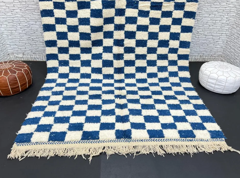 Tapis berbère Tasa bleu et blanc à damier, vue 3 sur 4