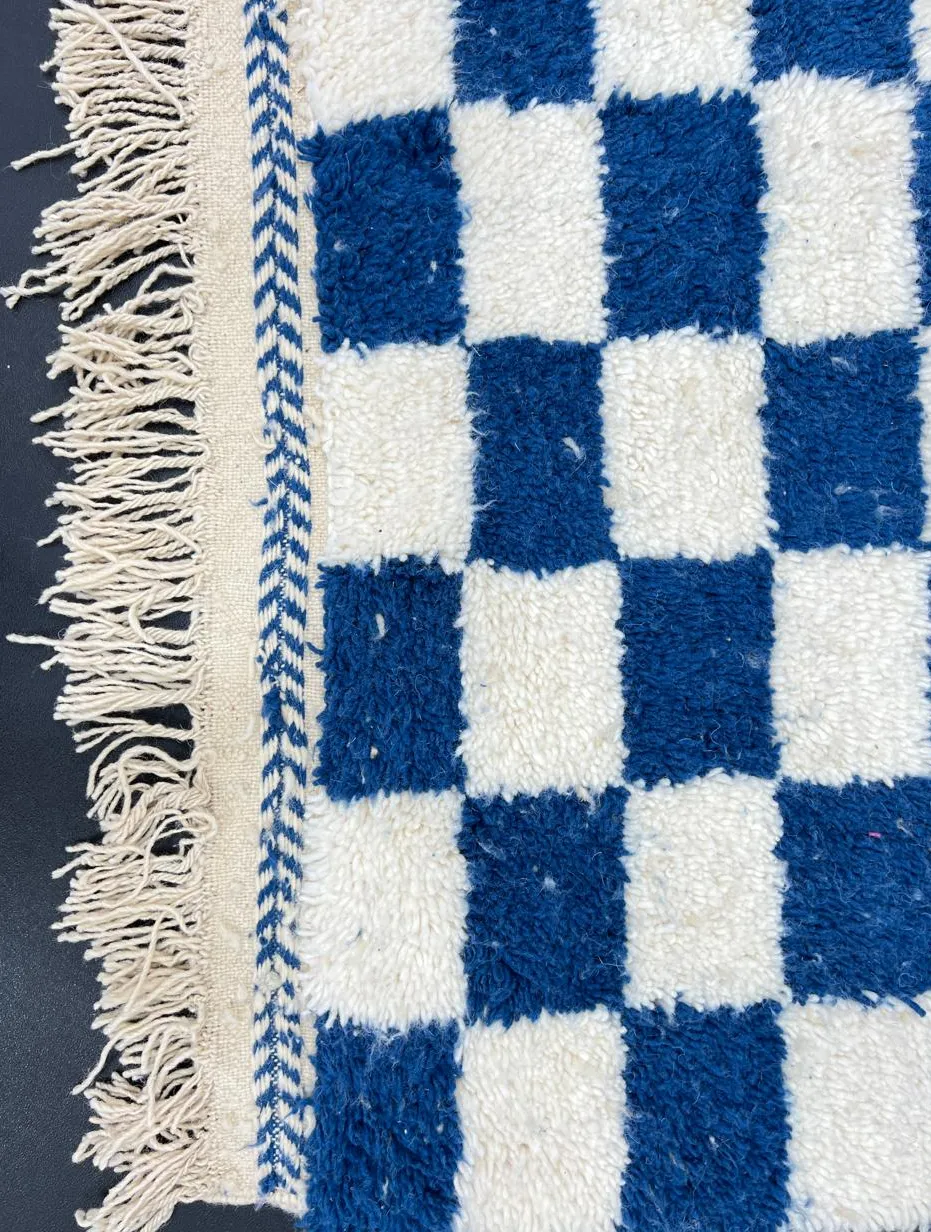 Tapis berbère Tasa bleu et blanc à damier, vue 4 sur 4