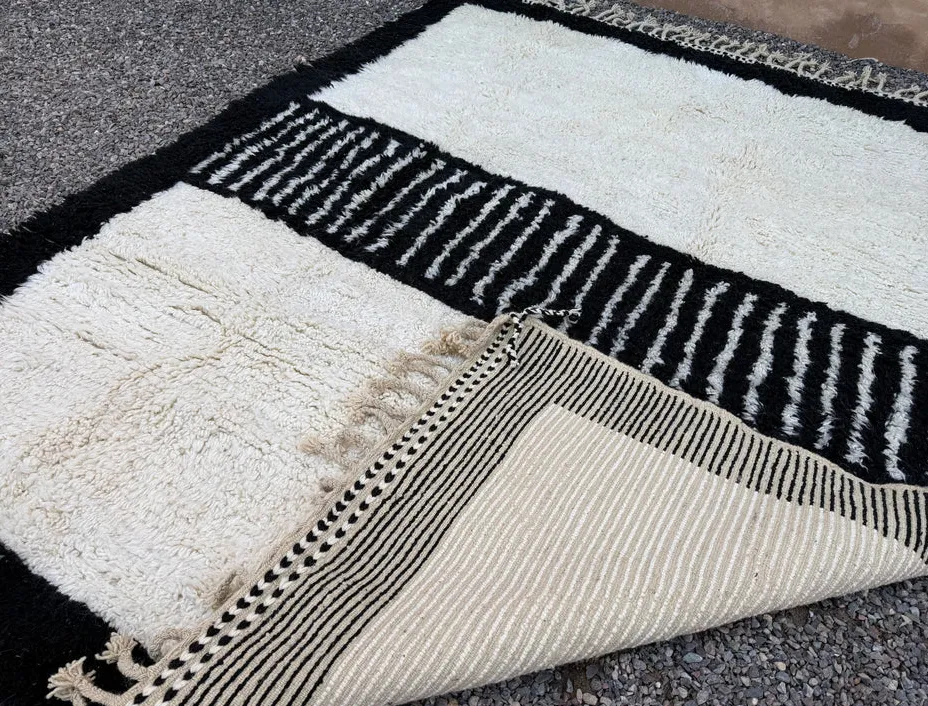 Tapis berbère Tasa noir et crème, vue 4 sur 7