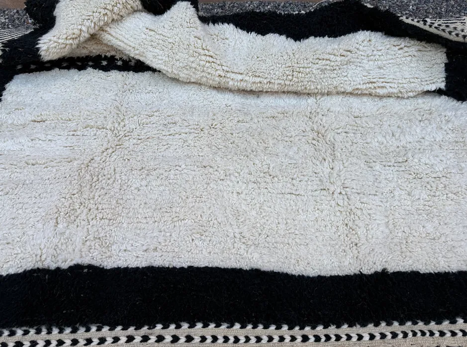 Tapis berbère Tasa noir et crème, vue 6 sur 7