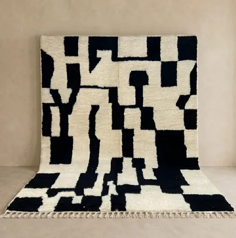 Tapis berbère Tazaghart noir et blanc au dessin abstrait — tapis berbères contemporains