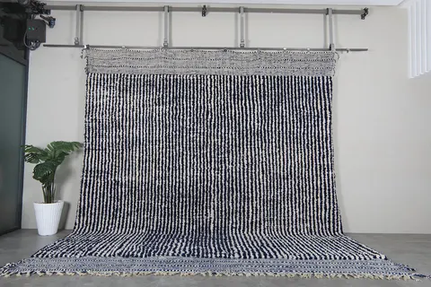 Tapis berbère Taziri bleu et crème à rayures — tapis berbères contemporains