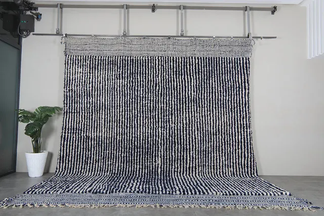 Tapis berbère Taziri bleu et crème à rayures — tapis berbères contemporains