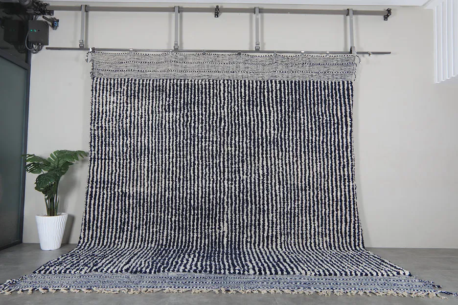 Tapis berbère Taziri bleu et crème à rayures — tapis berbères contemporains tissé à la main