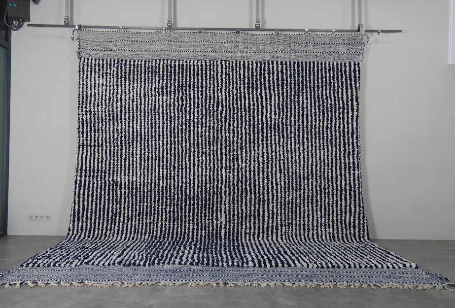 Tapis berbère Taziri bleu et crème à rayures, vue 3 sur 7