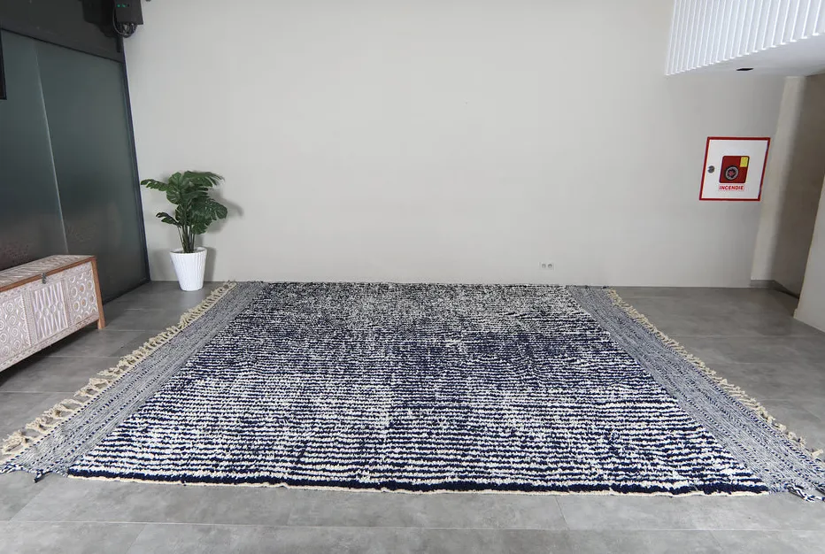 Tapis berbère Taziri bleu et crème à rayures, vue 4 sur 7