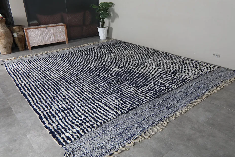 Tapis berbère Taziri bleu et crème à rayures, vue 5 sur 7