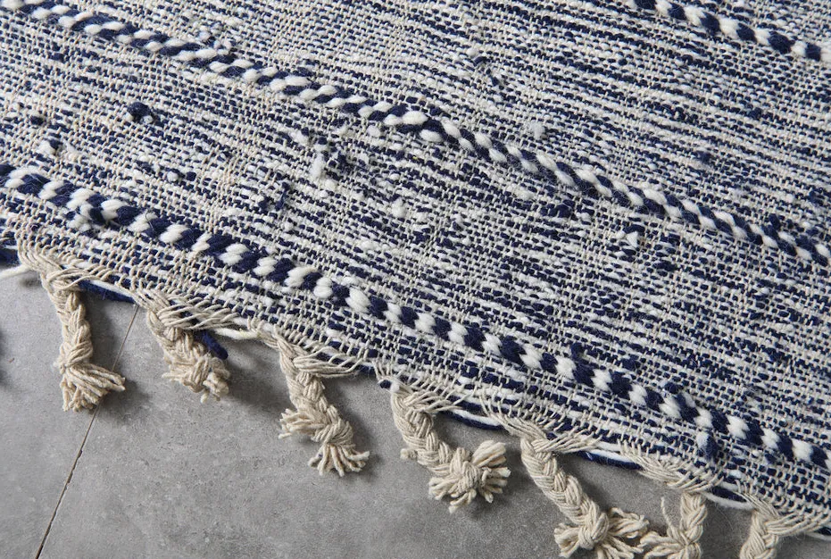 Tapis berbère Taziri bleu et crème à rayures, vue 6 sur 7