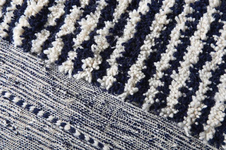 Tapis berbère Taziri bleu et crème à rayures, vue 7 sur 7