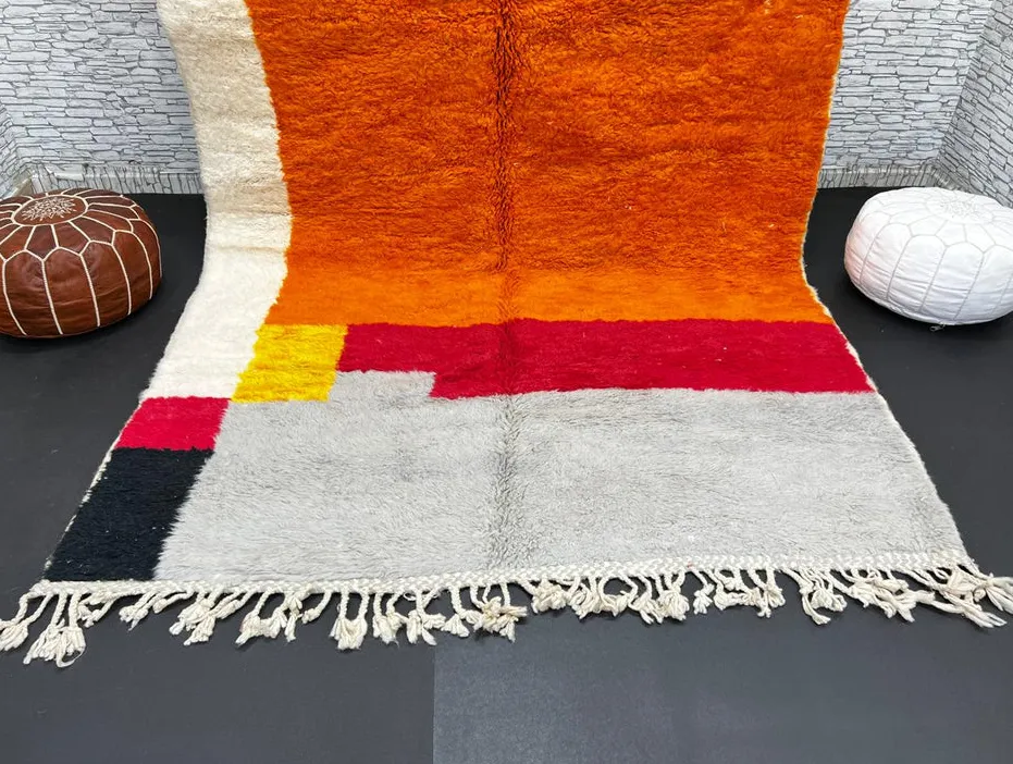 Tapis berbère Taziri orange au dessin abstrait, vue 3 sur 4