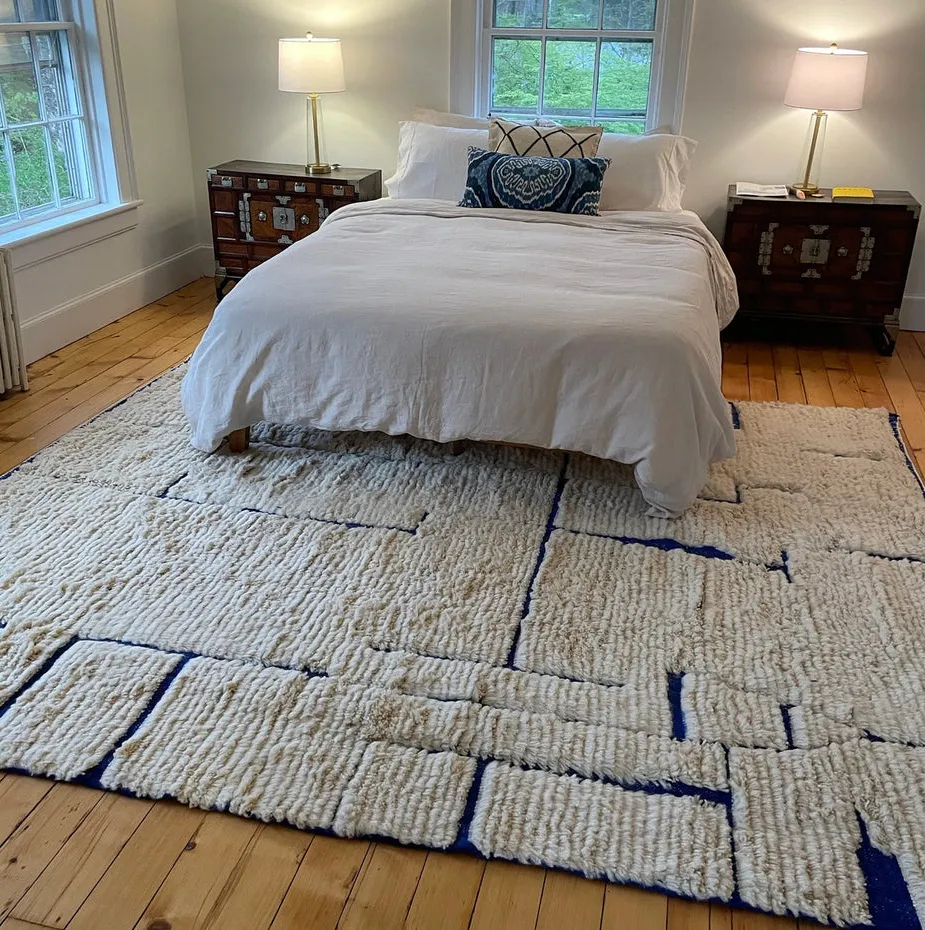 Tapis berbère Tazzarine blanc et bleu, vue 4 sur 4