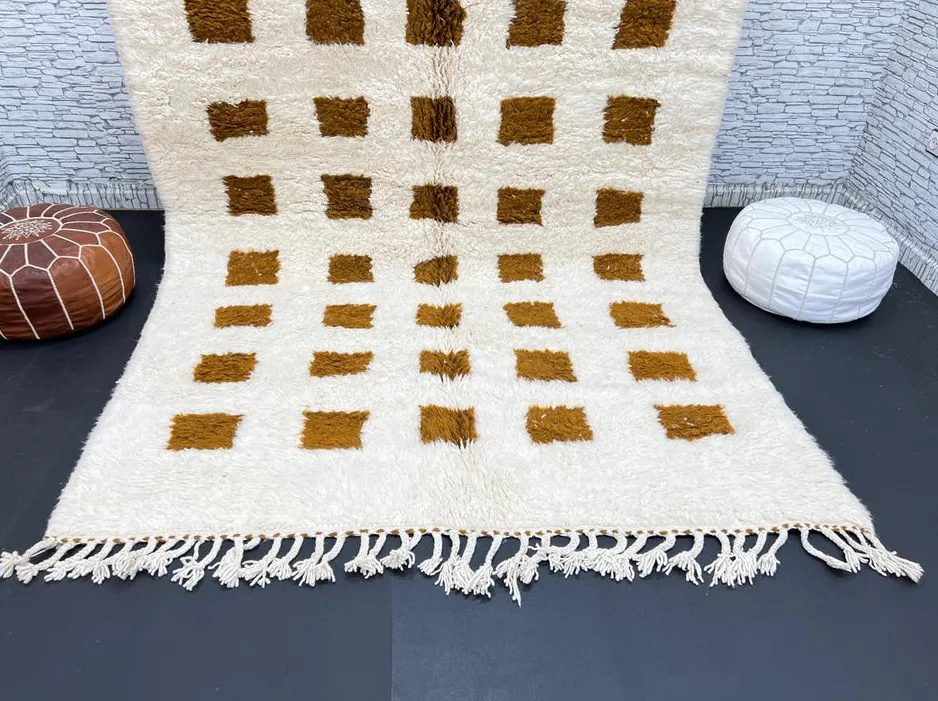 Tapis berbère Tessaout beige et moutarde à damier, vue 3 sur 4