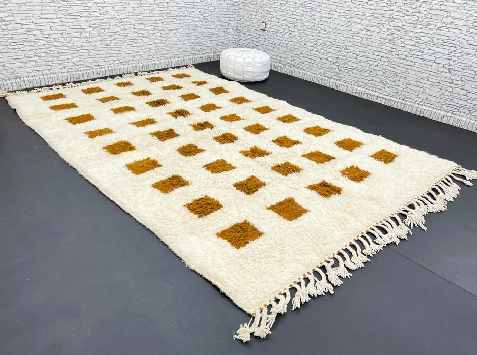 Tapis berbère Tessaout beige et moutarde à damier, vue 4 sur 4