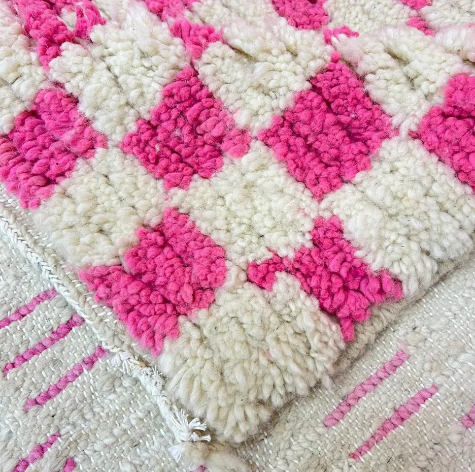 Tapis berbère Tichka rose à damier, vue 4 sur 4