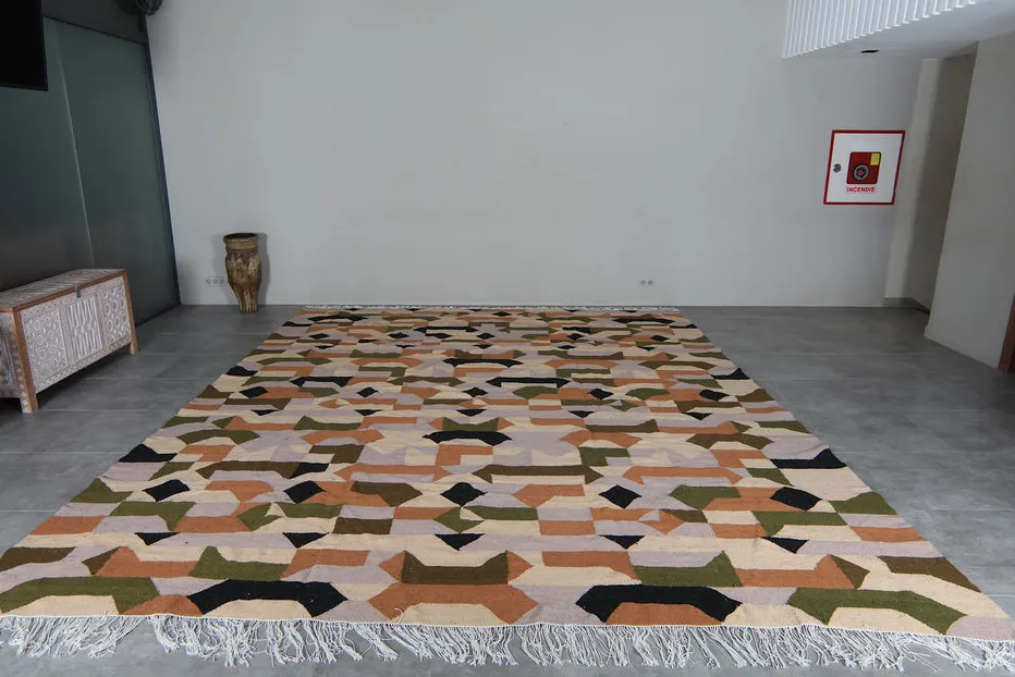 Tapis berbère Tifawt aux motifs géométriques, vue 3 sur 7