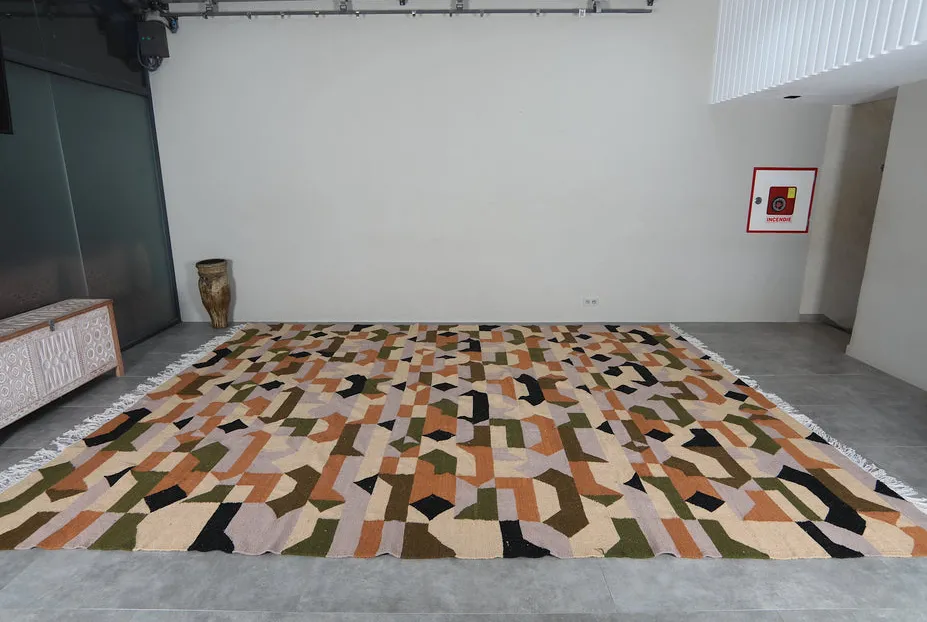 Tapis berbère Tifawt aux motifs géométriques, vue 5 sur 7