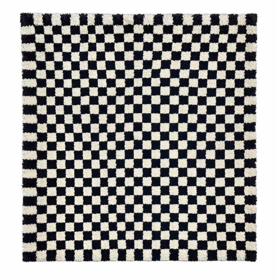 Tapis berbère Tifounassine noir et blanc à damier — tapis berbères contemporains tissé à la main