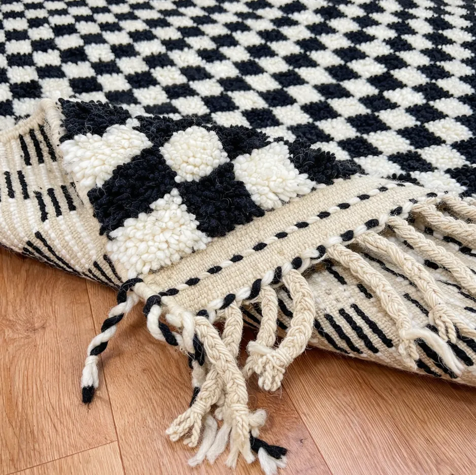 Tapis berbère Tifounassine noir et blanc à damier, vue 3 sur 4