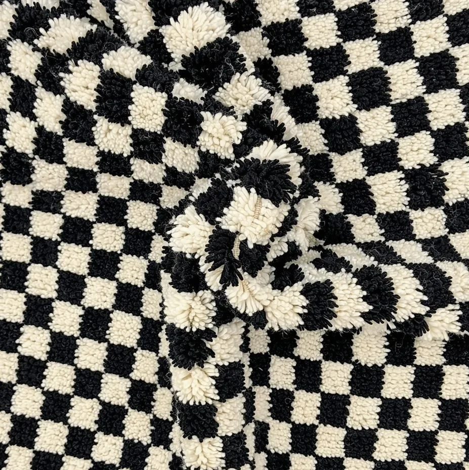 Tapis berbère Tifounassine noir et blanc à damier, vue 4 sur 4