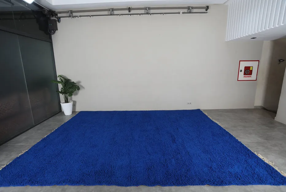 Tapis berbère Tilila bleu uni, vue 4 sur 7