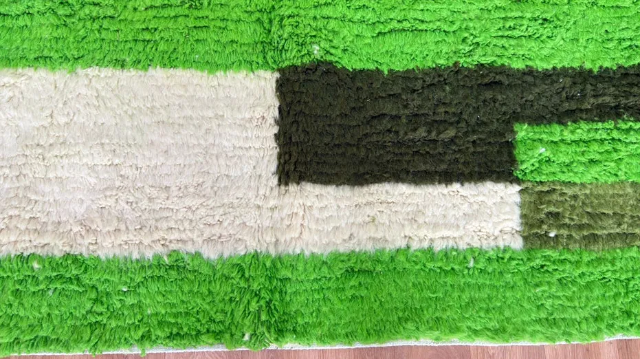 Tapis berbère Tinejdad vert aux motifs géométriques, vue 3 sur 3