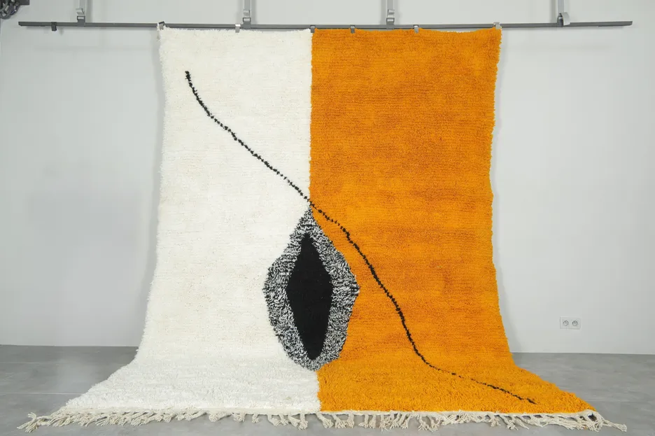 Tapis berbère Tinghir orange et blanc uni, vue 3 sur 7