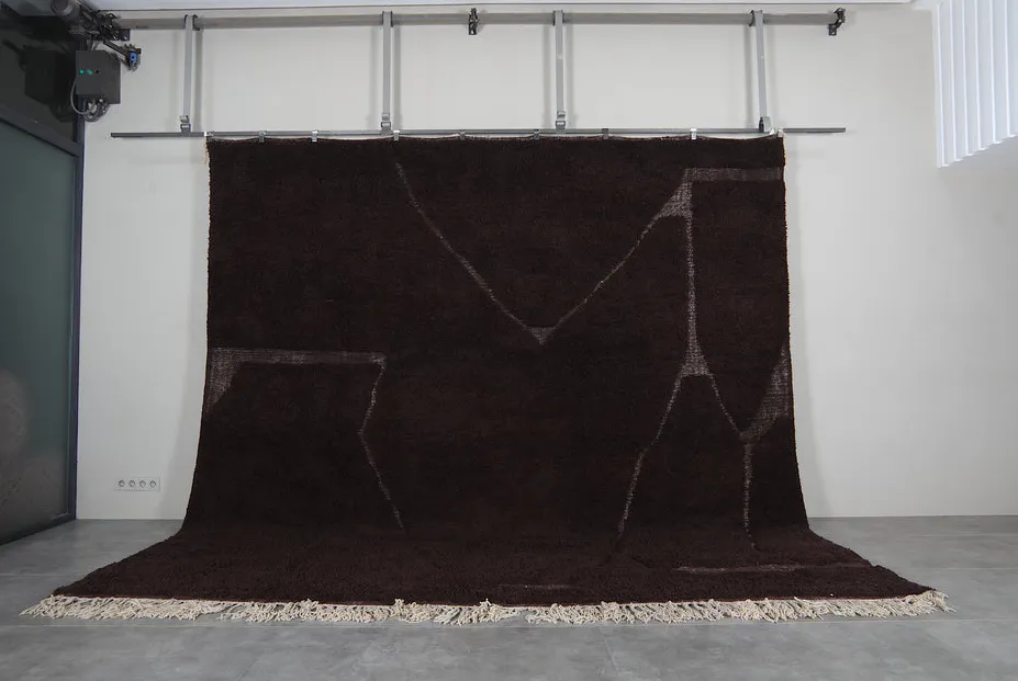 Tapis berbère Tinhinan marron aux motifs géométriques, vue 3 sur 7