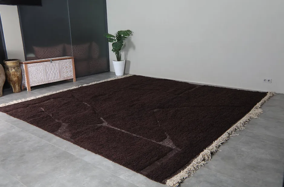 Tapis berbère Tinhinan marron aux motifs géométriques, vue 5 sur 7