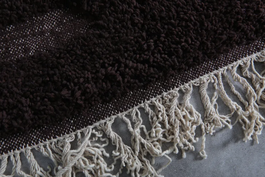 Tapis berbère Tinhinan marron aux motifs géométriques, vue 6 sur 7