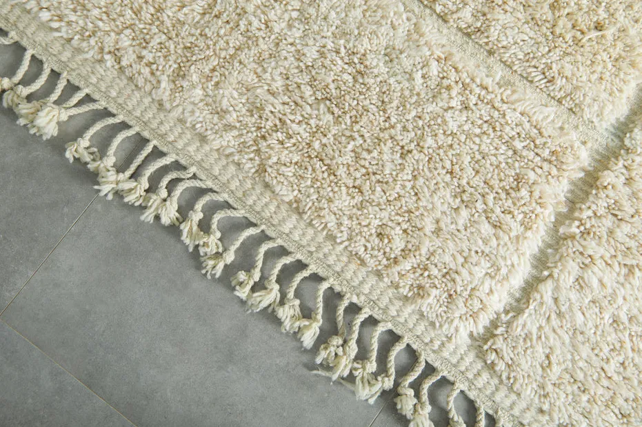 Tapis berbère Tirhza crème à damier, vue 7 sur 7
