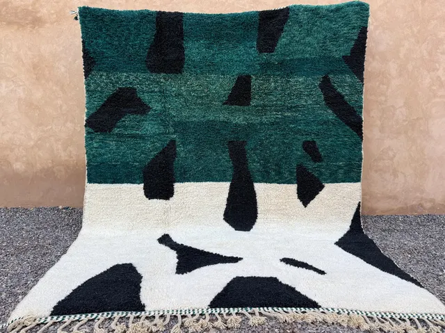 Tapis berbère Titrit vert et noir au dessin abstrait — tapis berbères contemporains