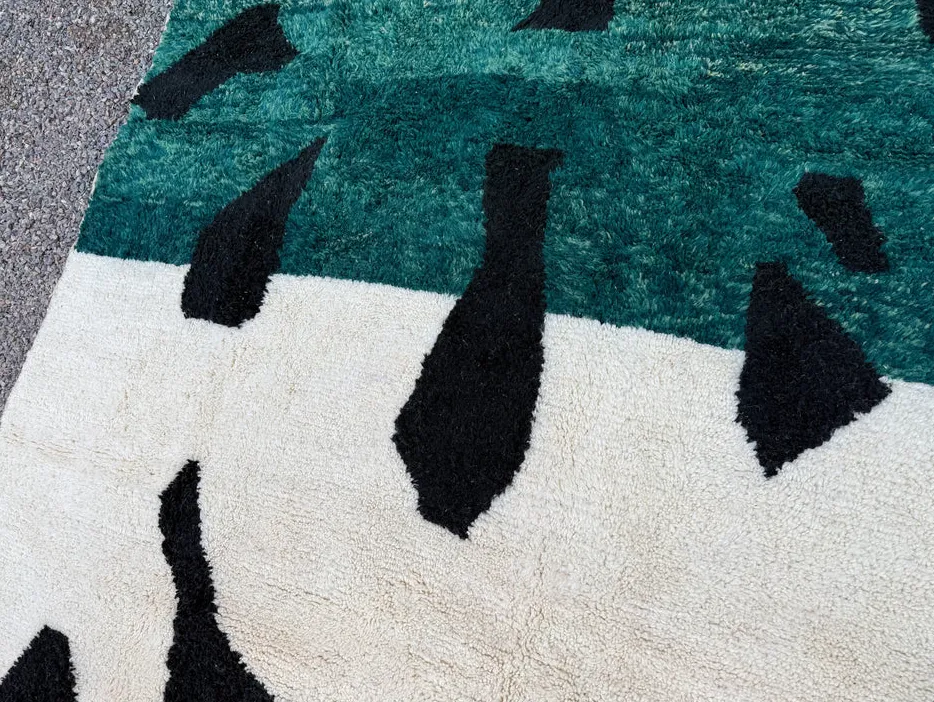 Tapis berbère Titrit vert et noir au dessin abstrait, vue 3 sur 7