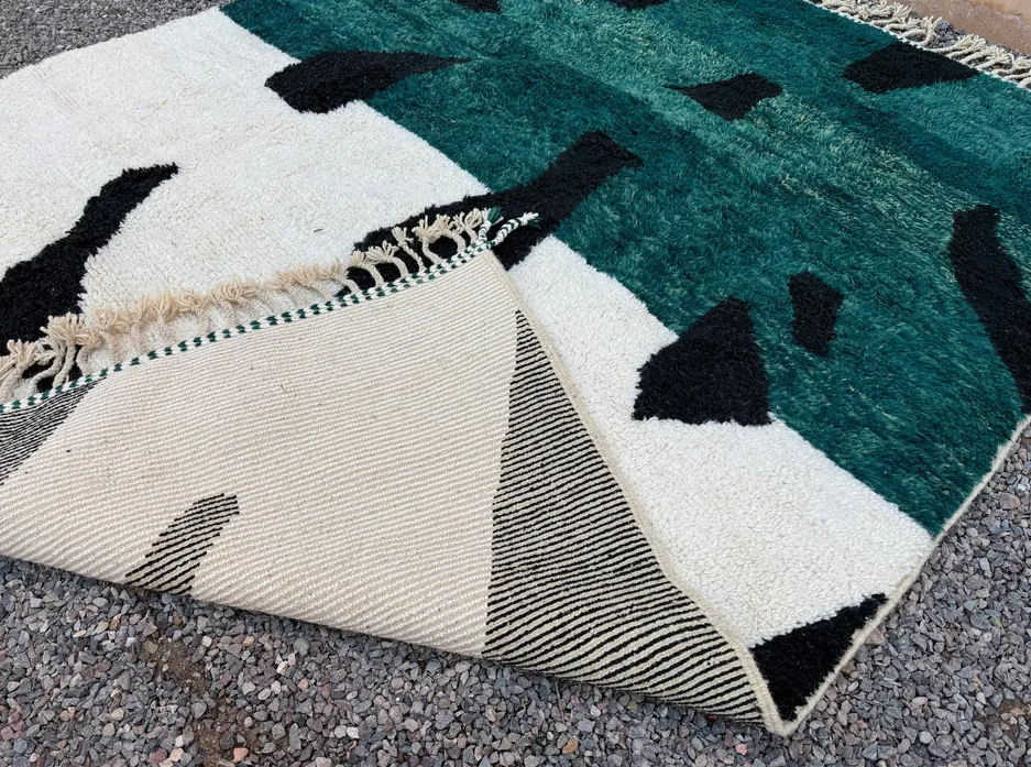 Tapis berbère Titrit vert et noir au dessin abstrait, vue 4 sur 7