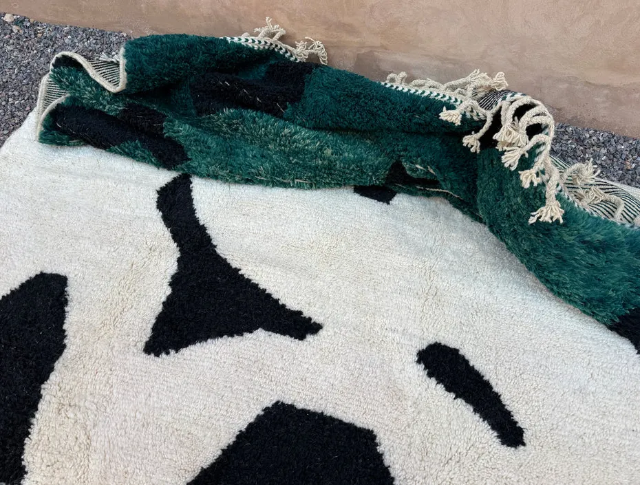 Tapis berbère Titrit vert et noir au dessin abstrait, vue 5 sur 7